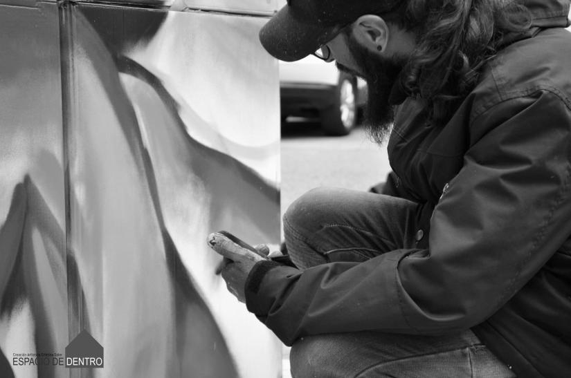 javier Dolera pintando graffiti